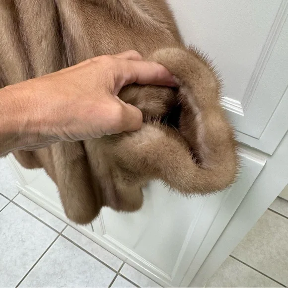 Mink Fur Coat, by Normart’s of Fresno, Calif - Picture 8 of 13